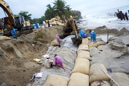 Biển “ăn” vào khu nghỉ dưỡng, đe dọa khu dân cư