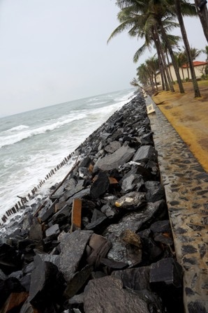 Biển “ăn” vào khu nghỉ dưỡng, đe dọa khu dân cư