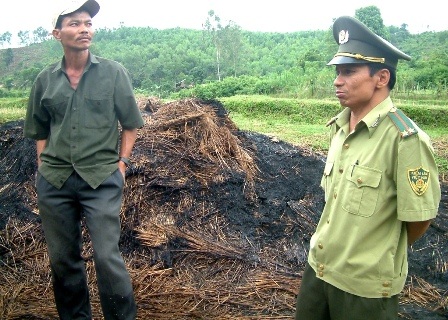 Người dân làng Khe Dưng gây tiếng động để đuổi voi ra khỏi làng
