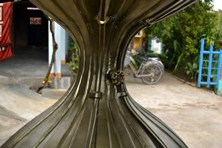 Ở giữa eo đặt van để điều chỉnh lượng nước chảy xuống