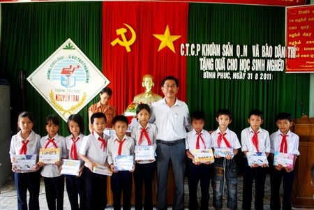 2.000 cuốn vở đến với các em học sinh nghèo huyện Thăng Bình - 2 2.000 cuốn vở đến với các em học sinh nghèo huyện Thăng Bình - 2