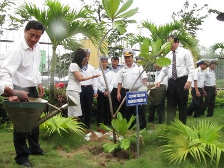Đà Nẵng tiếp nhận đá chủ quyền và cây bàng vuông Trường Sa - 2