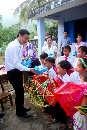 200 cuốn vở đến với các em học sinh Làng Vân - 2