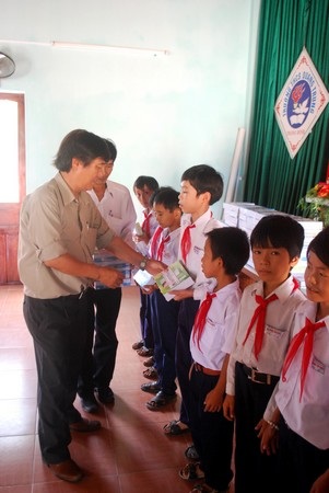 2.000 cuốn vở đến với các em học sinh nghèo huyện Thăng Bình - 3 2.000 cuốn vở đến với các em học sinh nghèo huyện Thăng Bình - 3