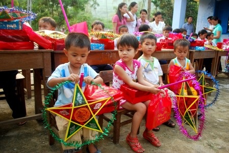 200 cuốn vở đến với các em học sinh Làng Vân - 3