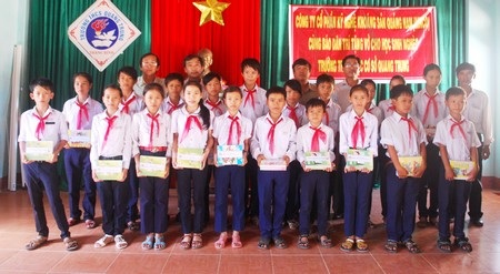 2.000 cuốn vở đến với các em học sinh nghèo huyện Thăng Bình - 4 2.000 cuốn vở đến với các em học sinh nghèo huyện Thăng Bình - 4