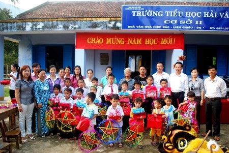 200 cuốn vở đến với các em học sinh Làng Vân - 4