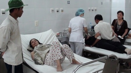 Sập giàn giáo, 14 công nhân bị thương - 2