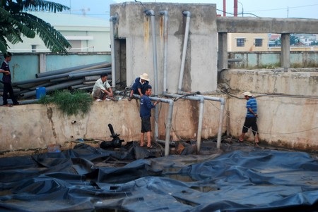Hàng trăm người vây nhà máy xử lý nước thải “bốc mùi” - 2 Hàng trăm người vây nhà máy xử lý nước thải “bốc mùi” - 2