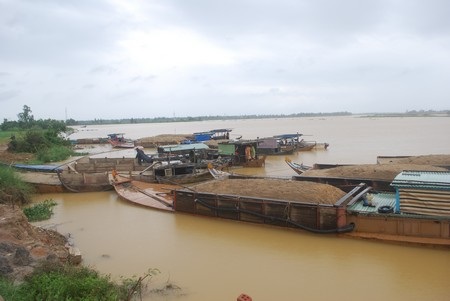 Bắt 9 ghe máy khai thác cát trái phép - 1 Bắt 9 ghe máy khai thác cát trái phép - 1