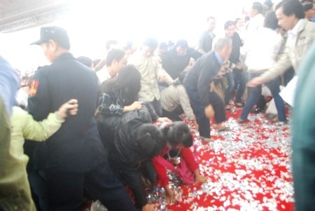 Hàng ngàn người chen lấn, siêu thị hỗn loạn ngày khai trương - 1