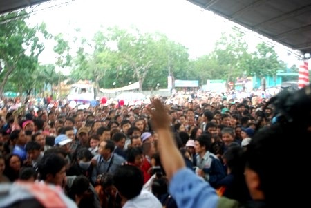 Hàng ngàn người chen lấn, siêu thị hỗn loạn ngày khai trương - 4