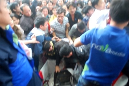 Hàng ngàn người chen lấn, siêu thị hỗn loạn ngày khai trương - 2