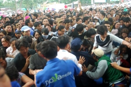 Hàng ngàn người chen lấn, siêu thị hỗn loạn ngày khai trương - 3