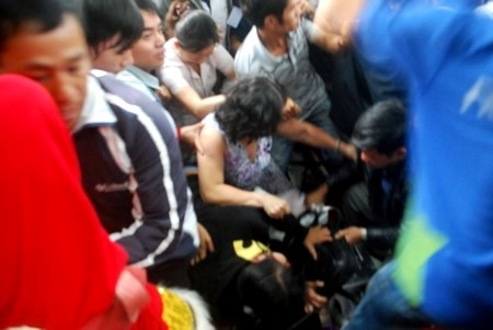 Hàng ngàn người chen lấn, siêu thị hỗn loạn ngày khai trương - 5