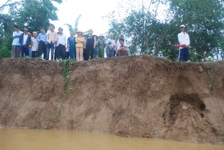 Hàng trăm hộ dân lo lắng vì sông “ngoạm” vào làng - 1 Hàng trăm hộ dân lo lắng vì sông “ngoạm” vào làng - 1