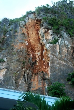 Khối đá khổng lồ đổ ập xuống nhà dân - 1