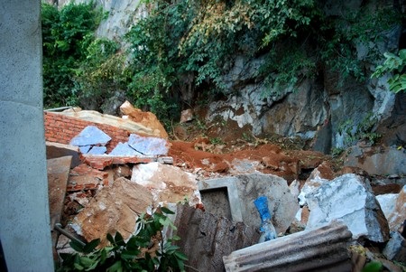 Khối đá khổng lồ đổ ập xuống nhà dân - 2