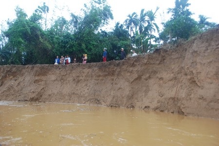 Hàng trăm hộ dân lo lắng vì sông “ngoạm” vào làng - 2 Hàng trăm hộ dân lo lắng vì sông “ngoạm” vào làng - 2