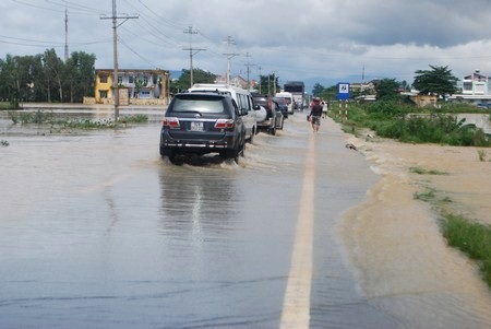 Lũ băng qua QL1A, cấm xe máy và ôtô dưới 7 chỗ lưu thông - 1