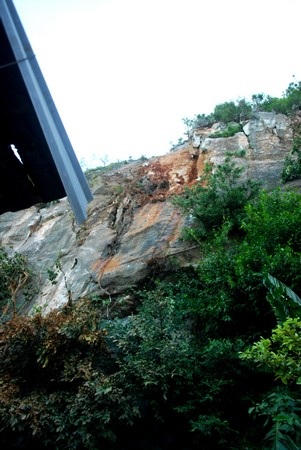 Khối đá khổng lồ đổ ập xuống nhà dân - 4