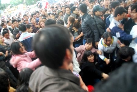 Hàng ngàn người chen lấn, siêu thị hỗn loạn ngày khai trương - 6