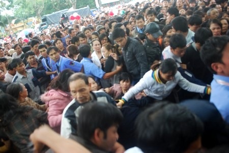 Hàng ngàn người chen lấn, siêu thị hỗn loạn ngày khai trương - 7