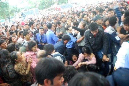 Hàng ngàn người chen lấn, siêu thị hỗn loạn ngày khai trương - 8