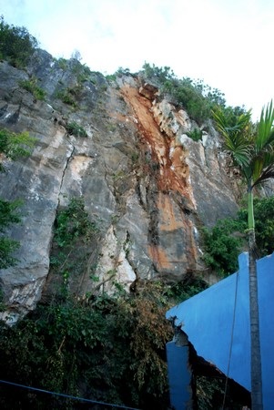 Khối đá khổng lồ đổ ập xuống nhà dân - 5