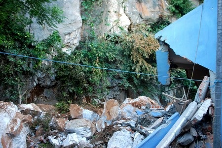 Khối đá khổng lồ đổ ập xuống nhà dân - 3