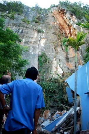 Khối đá khổng lồ đổ ập xuống nhà dân - 6