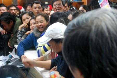 Hàng ngàn người chen lấn, siêu thị hỗn loạn ngày khai trương - 10