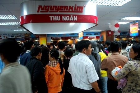 Hàng ngàn người chen lấn, siêu thị hỗn loạn ngày khai trương - 11