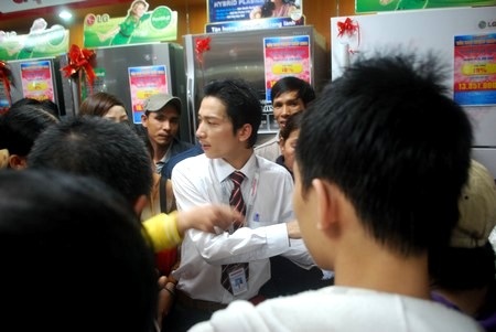 Hàng ngàn người chen lấn, siêu thị hỗn loạn ngày khai trương - 12