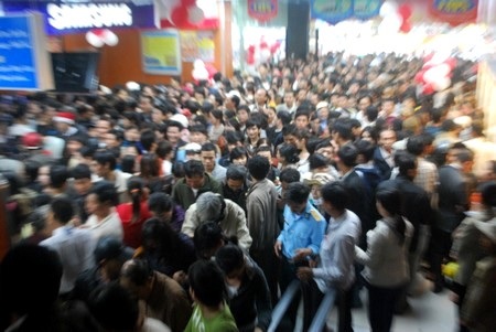 Hàng ngàn người chen lấn, siêu thị hỗn loạn ngày khai trương - 14