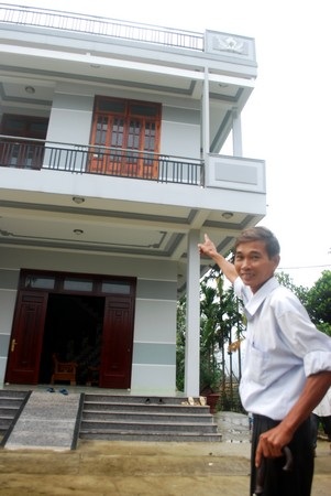 Hàng trăm hộ dân lo lắng vì sông “ngoạm” vào làng - 3 Hàng trăm hộ dân lo lắng vì sông “ngoạm” vào làng - 3