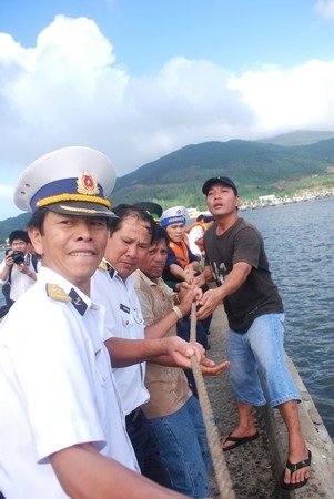 Cứu 35 ngư dân bị nạn trên biển về đất liền an toàn - 2