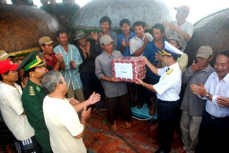 Cứu 35 ngư dân bị nạn trên biển về đất liền an toàn - 5