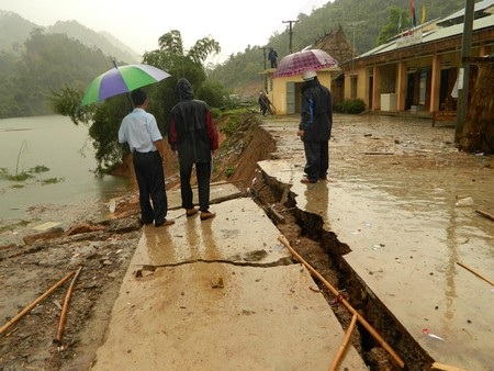Mưa lũ chia cắt đường lên các huyện miền núi Quảng Nam  - 3