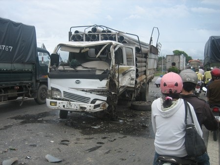 Hai xe tải đối đầu, quốc lộ 1A tắc nghẽn gần 10km - 1