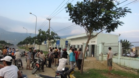 Hàng trăm người vây nhà máy xử lý nước thải “bốc mùi” - 1