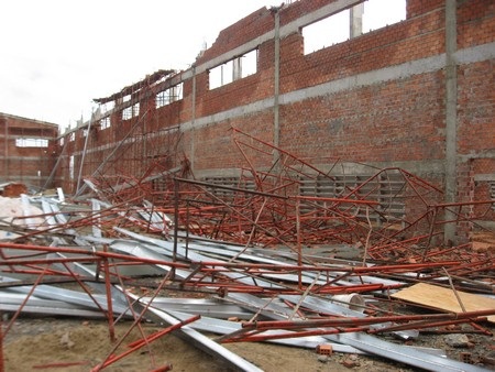 Sập giàn giáo, 14 công nhân bị thương - 1