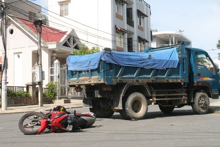 Va chạm với xe tải, 2 cảnh sát chống cướp giật thương vong - 1