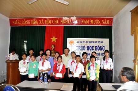 15 năm, cấp hơn 10 triệu suất học bổng cho HS, SV, giáo viên - 2