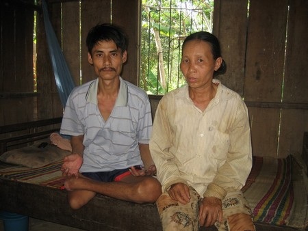 Không có tiền, đành nhìn chồng mất dần chân tay - 1 Không có tiền, đành nhìn chồng mất dần chân tay - 1