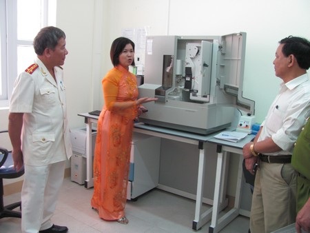 Khai trương Trung tâm giám định gene đầu tiên tại miền Trung - 1 Khai trương Trung tâm giám định gene đầu tiên tại miền Trung - 1