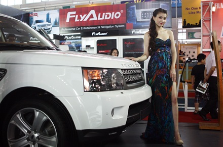 Những người đẹp giúp Auto Expo bớt nhạt - 13 Những người đẹp giúp Auto Expo bớt nhạt - 13