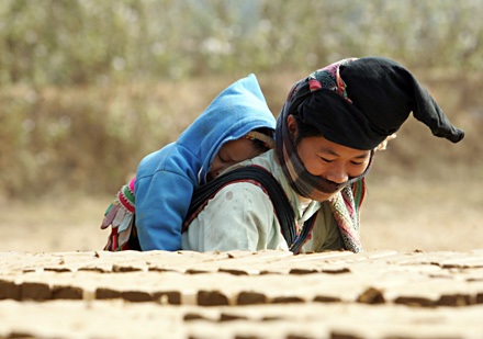 Khắc khoải dáng hình trẻ em vùng cao - 1 Khắc khoải dáng hình trẻ em vùng cao - 1