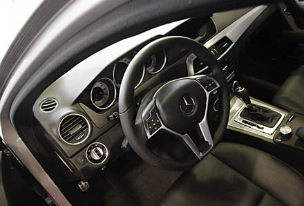 Mercedes giới thiệu bản mạnh nhất dòng C-Class tại Việt Nam - 11 Mercedes giới thiệu bản mạnh nhất dòng C-Class tại Việt Nam - 11