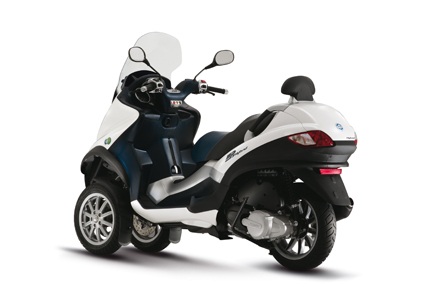 Piaggio giới thiệu xe máy hybrid tại Việt Nam - 2 Piaggio giới thiệu xe máy hybrid tại Việt Nam - 2